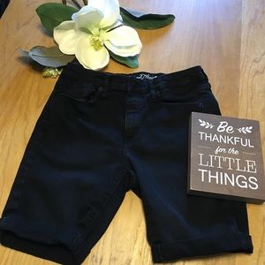 Universal Thread High Rise Bermuda Short 8/29R